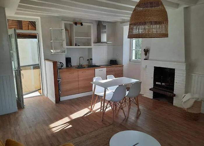 Maison Avec Jardin Dans Petit Bourg Typiquement Percheron - Le Colombier *